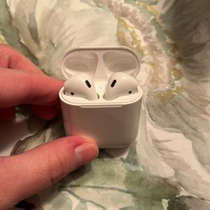 🚫SOLD🚫 Apple Airpods & Charging Case